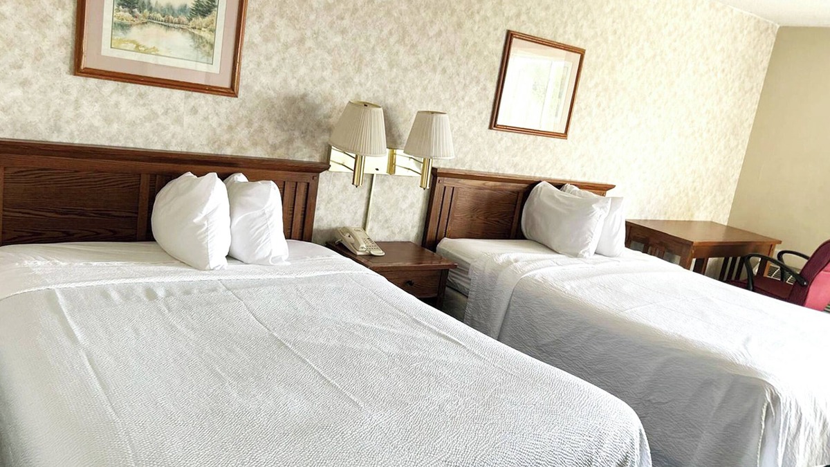 La Crosse Hotel | Blue Way Inn and Suites Lacrosse - 2 Queen Bed Non Smoking