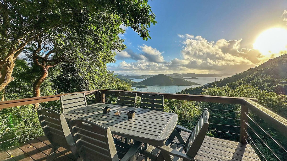 Estate Carolina Cottage | Blue Wrasse - Cute Little Cottage with Gorgeous Deck Views