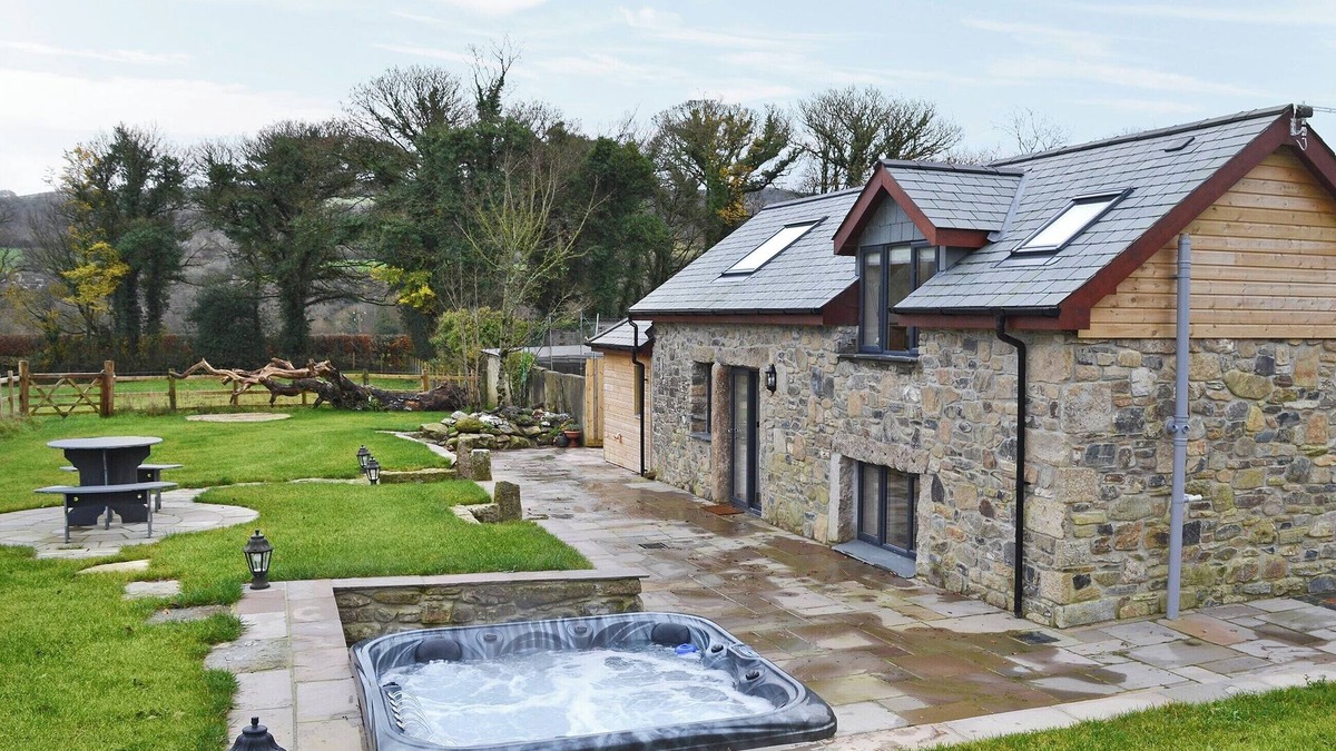 Graddon Cross Cottage | Bluebell Barn is a perfect hideaway for a week or long weekend.