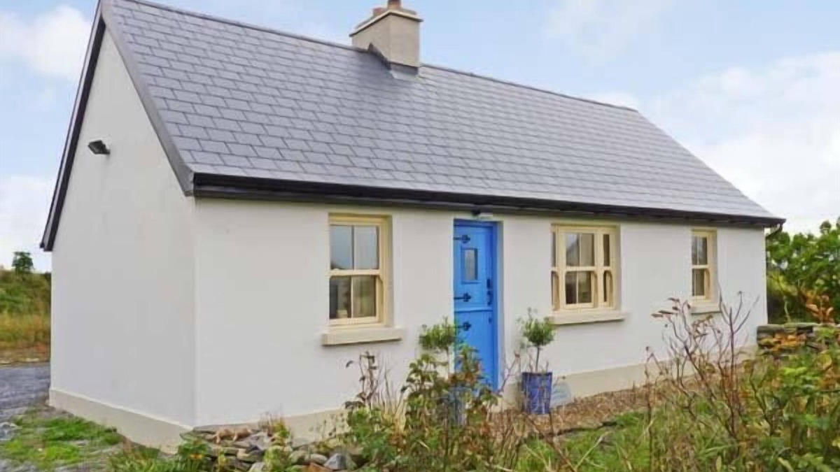 Spanish Point Cottage | BLUEBELL COTTAGE, family friendly in Spanish Point, County Clare