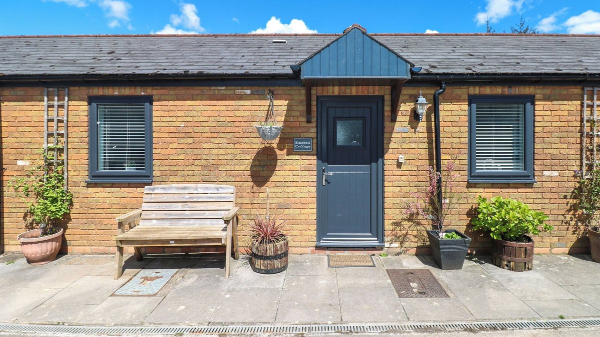 Nantgarw Cottage | BLUEBELL COTTAGE, family friendly, with a garden in Cardiff