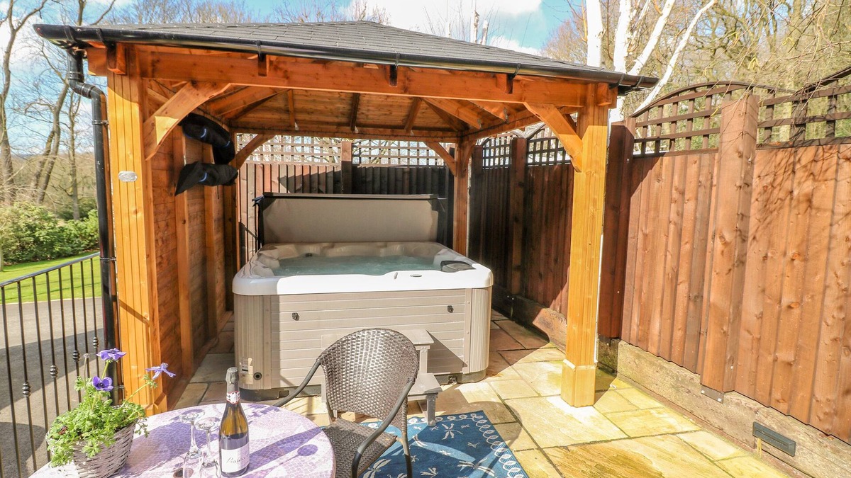 South Wingfield Cottage | BLUEBELL COTTAGE, pet friendly, with hot tub in Oakerthorpe