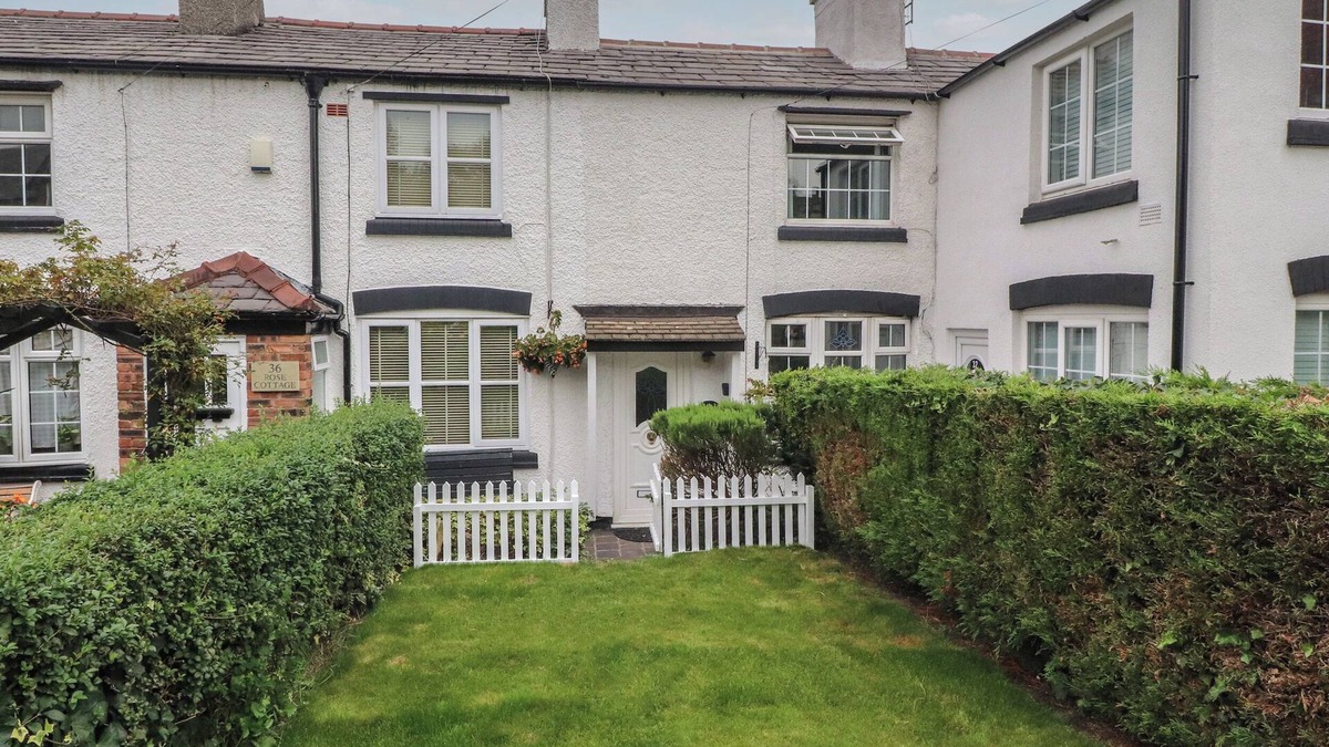 Ormskirk Cottage | BLUEBELL COTTAGE, pet friendly, character holiday cottage in Ormskirk