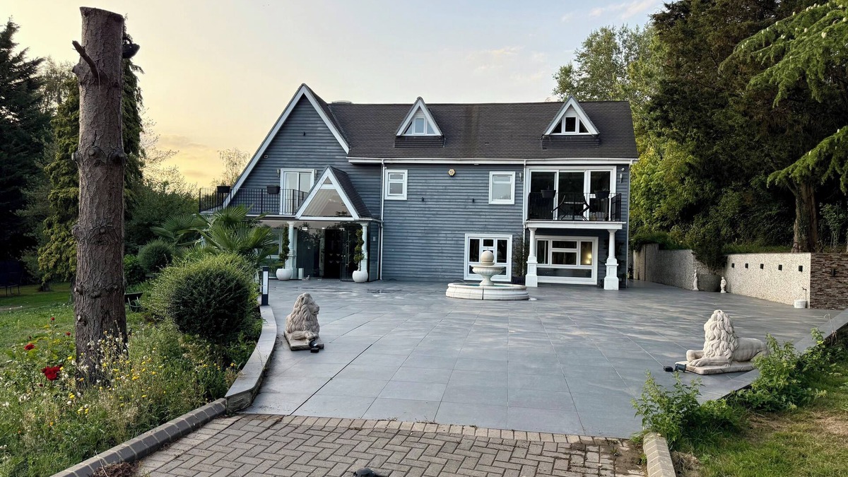 Bumble's Green Villa | Bluebell House