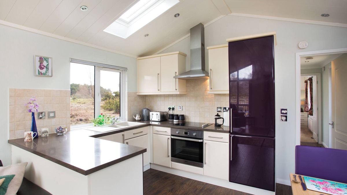 Contin Cabin | Bluebell Lodge - Sleeps 4,Hot Tub, Loch & Woodland