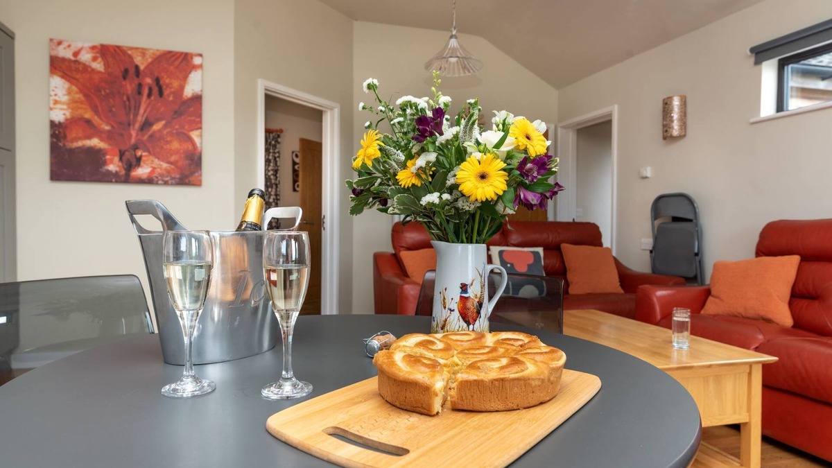 Cheddar Cabin | Bluebell Lodge - Sleeps 4/5 with Private Hot Tub
