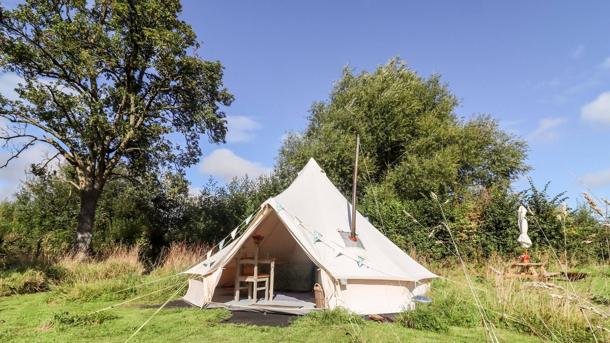 Westbrook Court Cottage | BLUEBELL, romantic, with open fire in Weobley