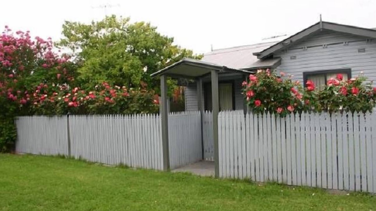Albury House | Bluebells Cottage Central Albury