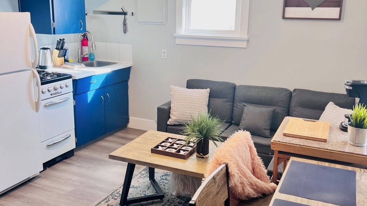 Bankview Apartment | BLUEBERRY - 1 Bedroom/1 Bath Suite in Bankview, Calgary (Sleeps 2)