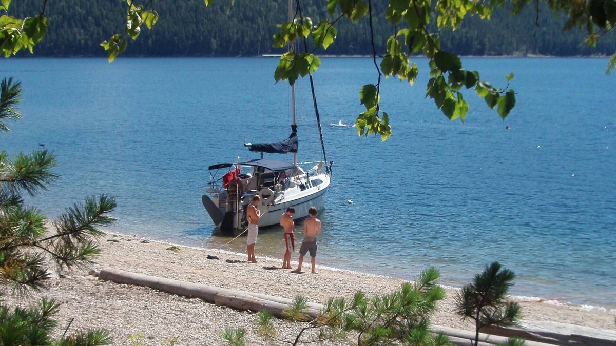Albas Cottage | Blueberry Springs on Shuswap Lake.