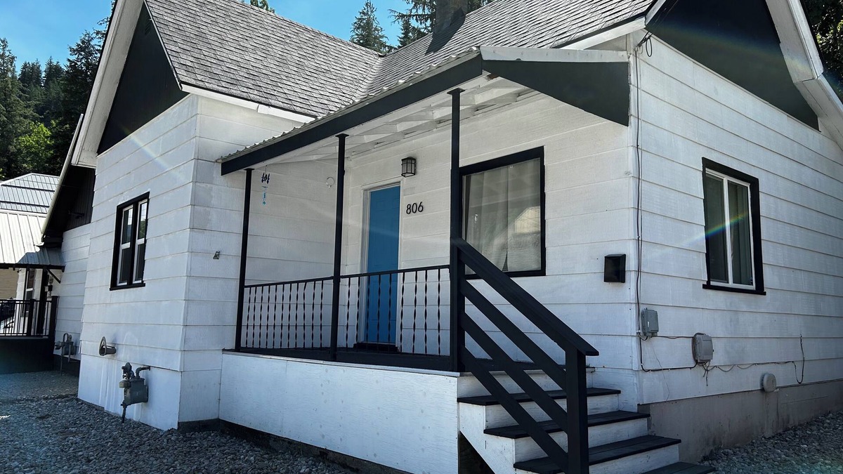 Wallace House | Bluebird Basecamp- cozy, renovated home in the heart of Wallace, ID