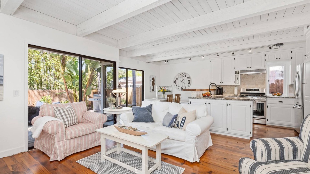 Diamond Crestview Cottage | Bluebird Beach Cottage - walk to beach & village