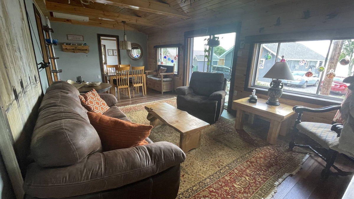 Castile Cottage | Bluebird Cottage on Silver Lake near Letchworth State Park Entrance