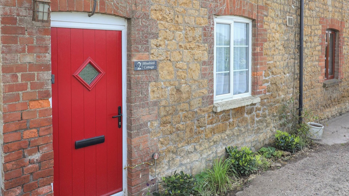 Castle Cary Cottage | BLUEBIRD COTTAGE, pet friendly, with a garden in Castle Cary