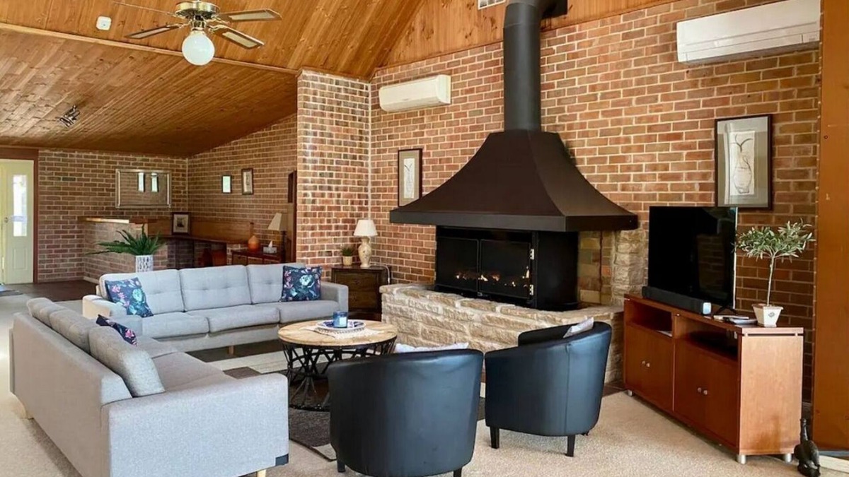 Lovedale Cabin | Bluebush Estate - The Lodge - Group Accommodation at it's Best!