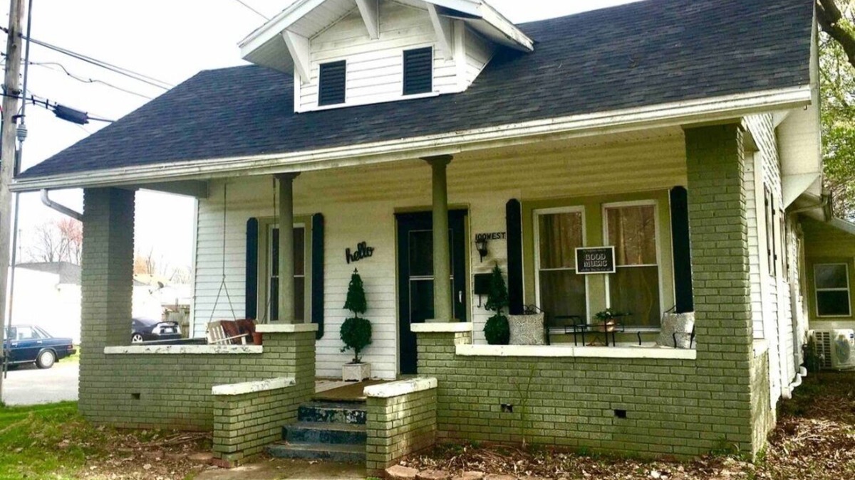 Owensboro House | Bluegrass Bungalow 2 bedrooms with large porch