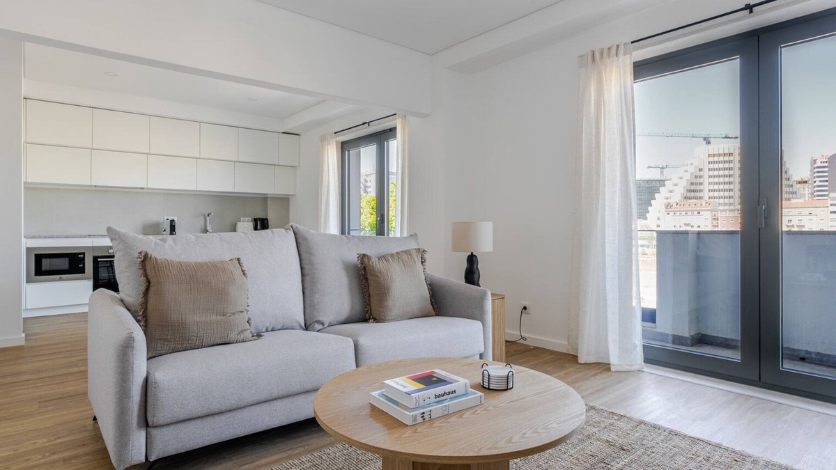 Casal da Ladeira Apartment | Blueground | Alvalade, balcony, nr Campo Pequeno