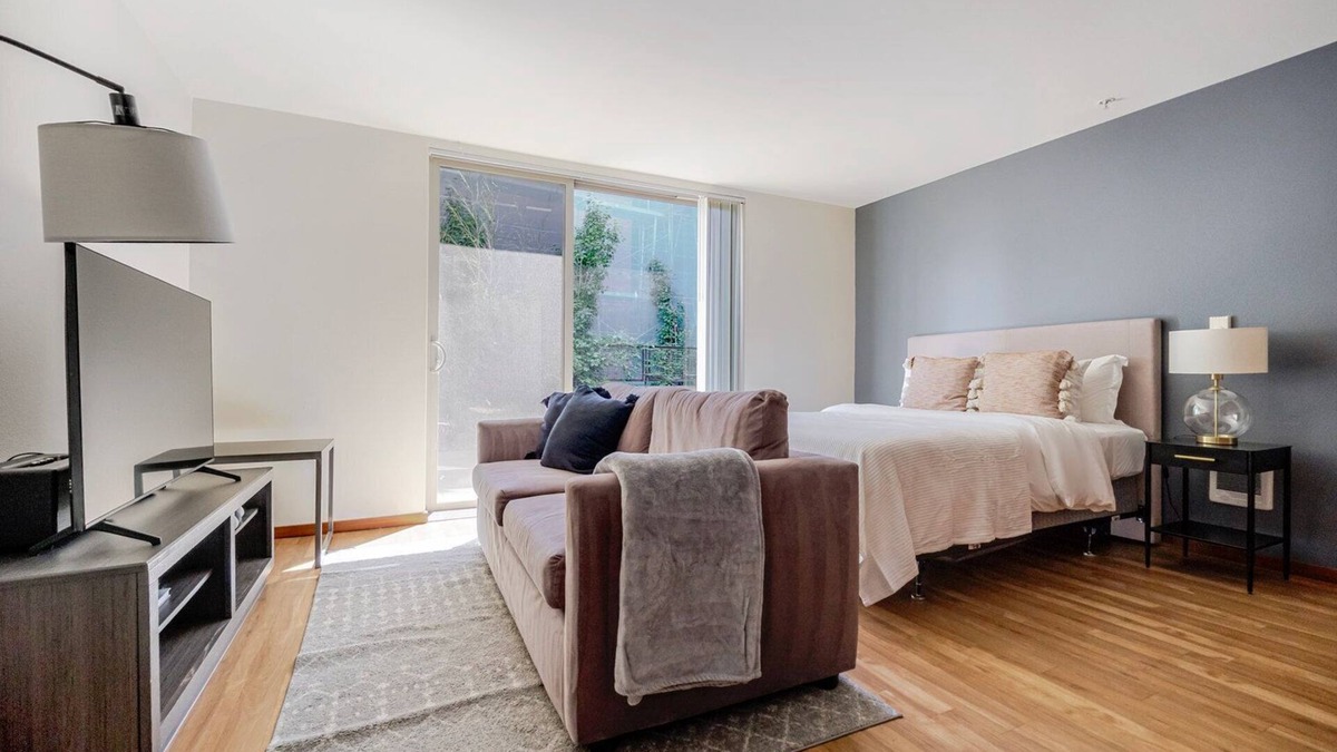 Brighton Apartment | Blueground | Brighton, balcony, nr Seward Park