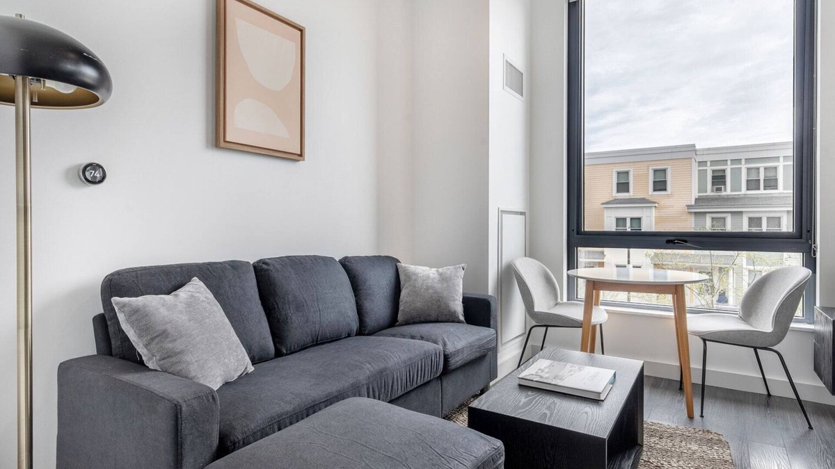 Central-Maverick Square - Paris Street Apartment | Blueground | Central-Maverick Square, pool, nr Boston Harbor