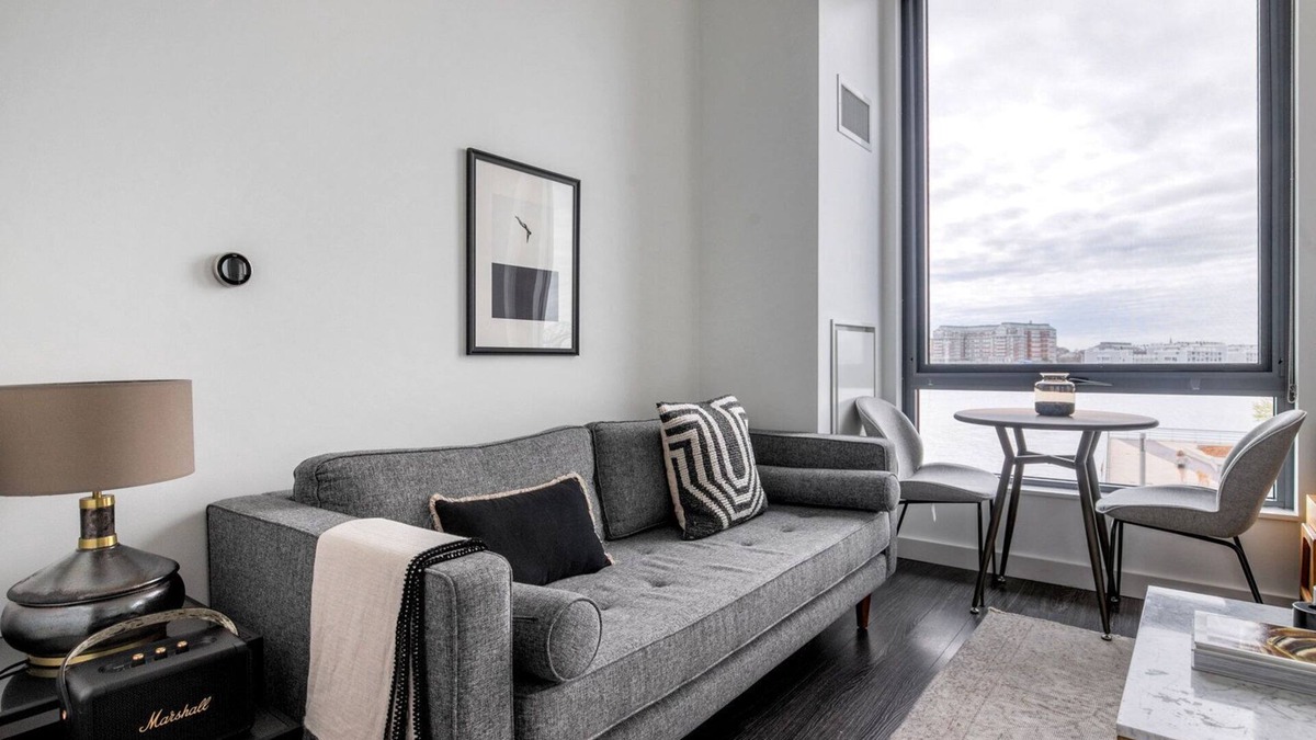 Central-Maverick Square - Paris Street Apartment | Blueground | Central-Maverick Square, pool, nr Boston Harbor