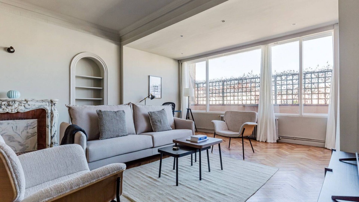 Dreta de l'Eixample House | Blueground | La Dreta, balcony & AC, nr Sagrada