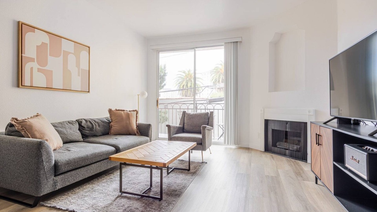 Greater Wilshire - Hancock Park Apartment | Blueground | Mid-Wilshire, rooftop BBQ, nr museum
