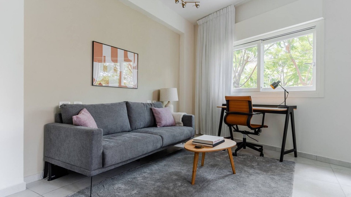 Kerem HaTeimanim Apartment | Blueground | Nahalat Bynamin, City view (TLV-7)