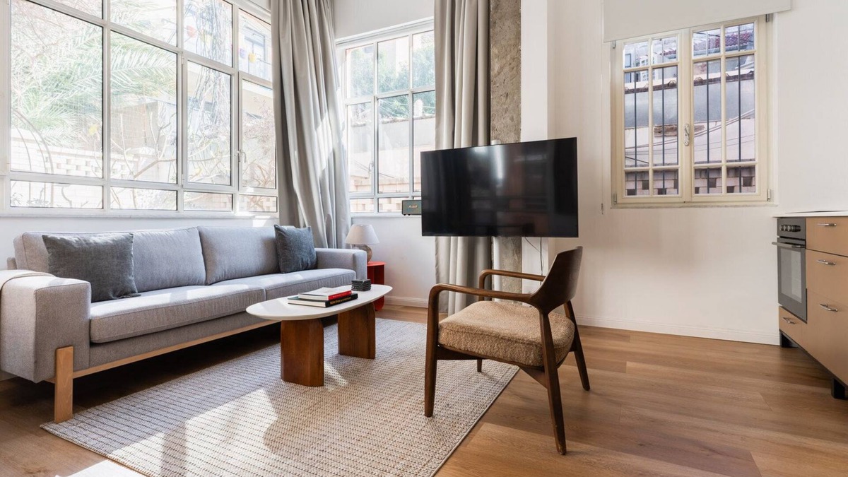 Tel Aviv City Center Apartment | Blueground | Nahalat Byniamin, Exquisite, Patio (TLV-51)