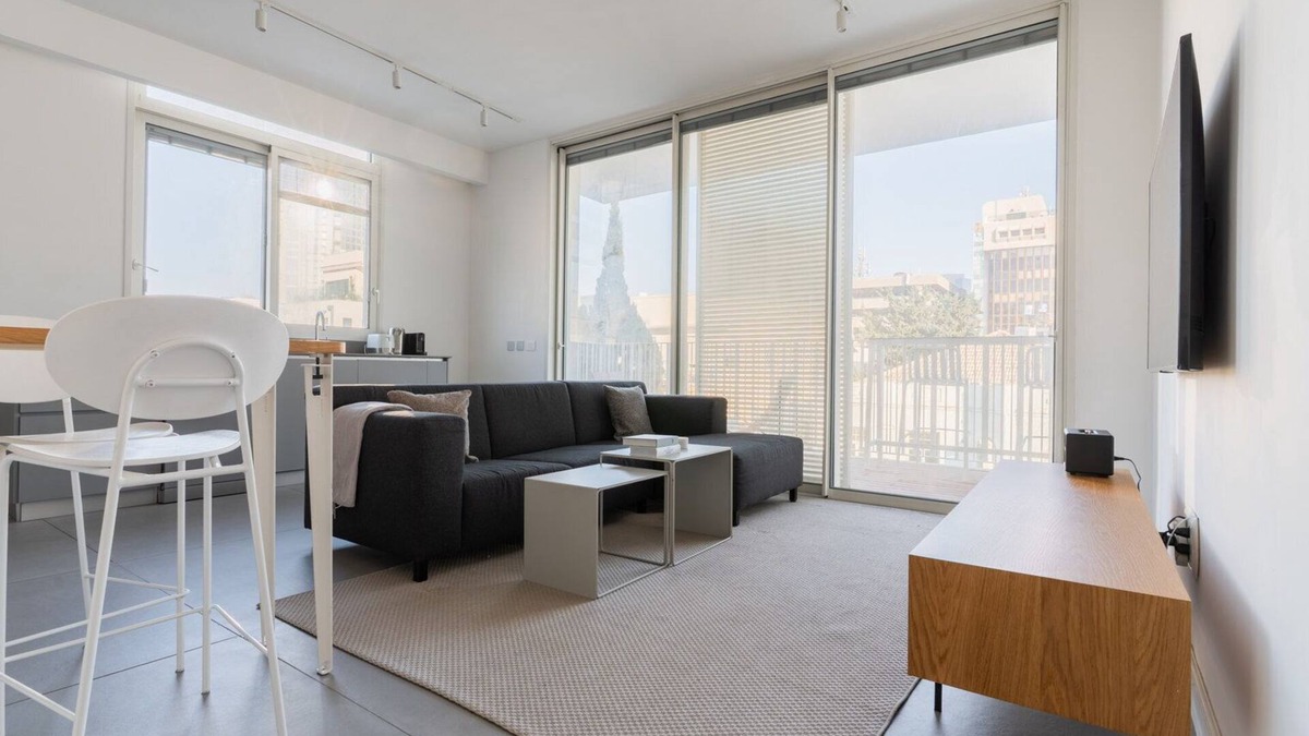 Tel Aviv City Center Apartment | Blueground | Nahalat Byniamin, High End, Balcony (TLV-33)
