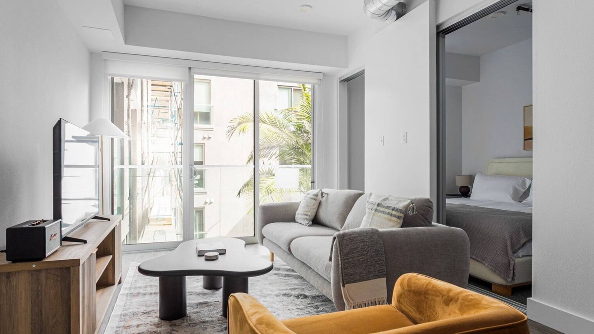 Culver City Apartment | Blueground | Palms, pool, nr Culver City Park