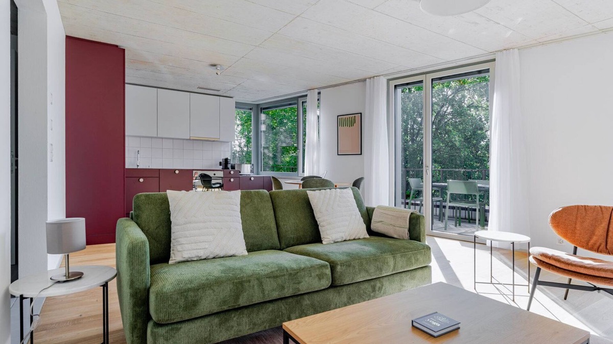 Center Apartment | Blueground | Saatlen, balcony, nr Stadtpark