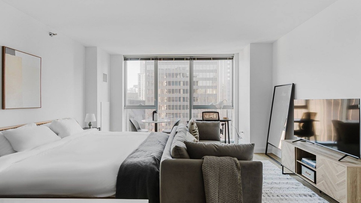 Downtown Chicago Apartment | Blueground | The Loop, pool & gym, nr park