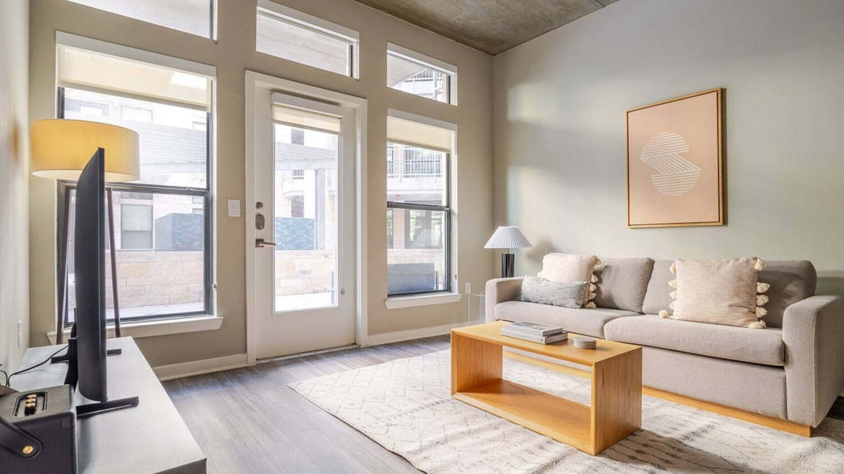 Barton Heights Apartment | Blueground | Zilker, pool, nr Zilker Park