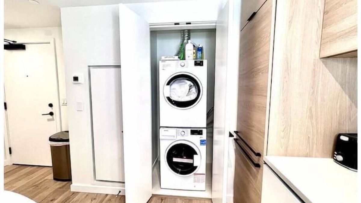 Surrey House | Blueprint/2BED/1BATH + Gym + Off + Skytrain + Mall + EVSE