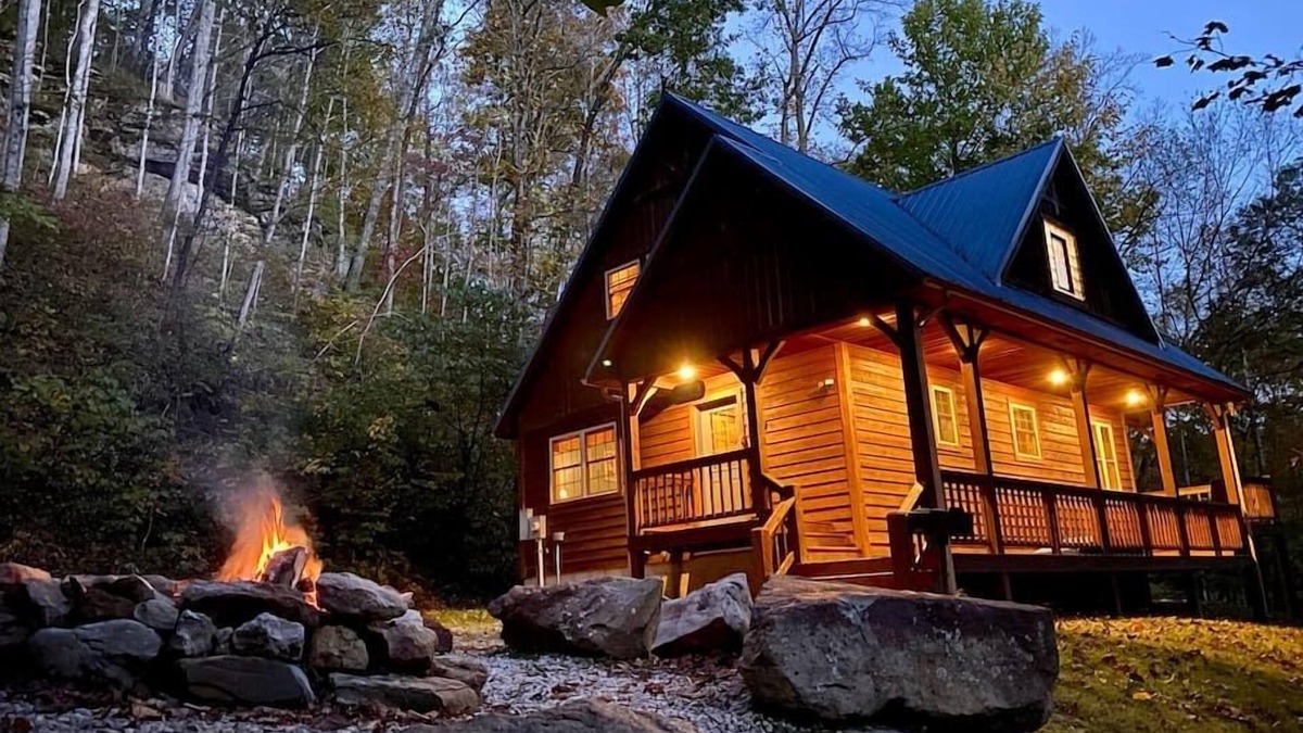 Slade Cabin | Blues Moon RRG - Hot tub, wifi, pool table!
