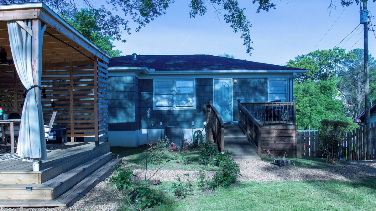 Norwood House | Blues on the Hill /Close to everything!