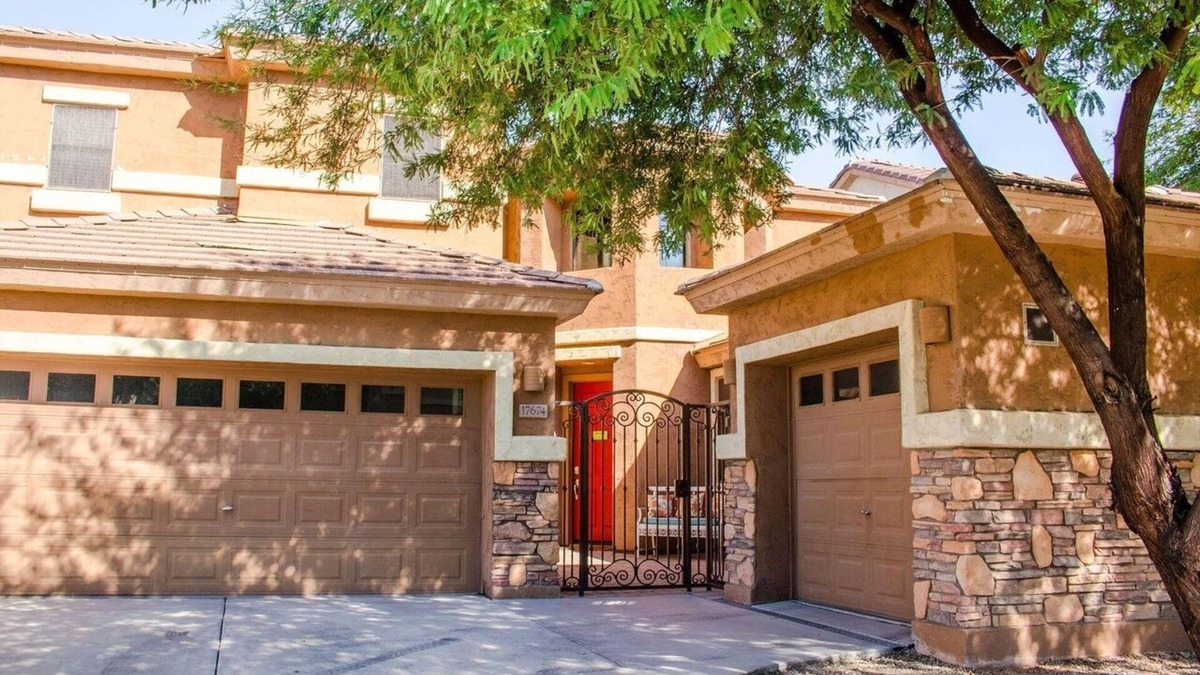 Surprise Farms House | BlueSkySurprise-Large Family home with pool in Surprise