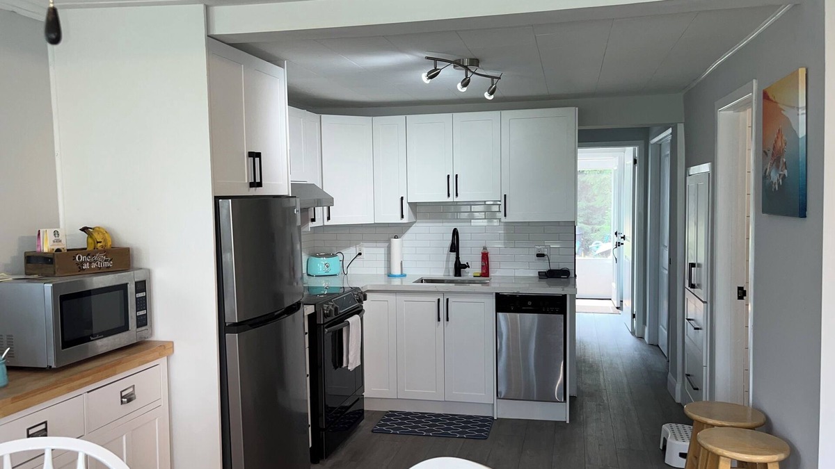 Port Stanley Cottage | Bluewater Cabin little hidden blue gem in Port Stanley-4 seasons rental