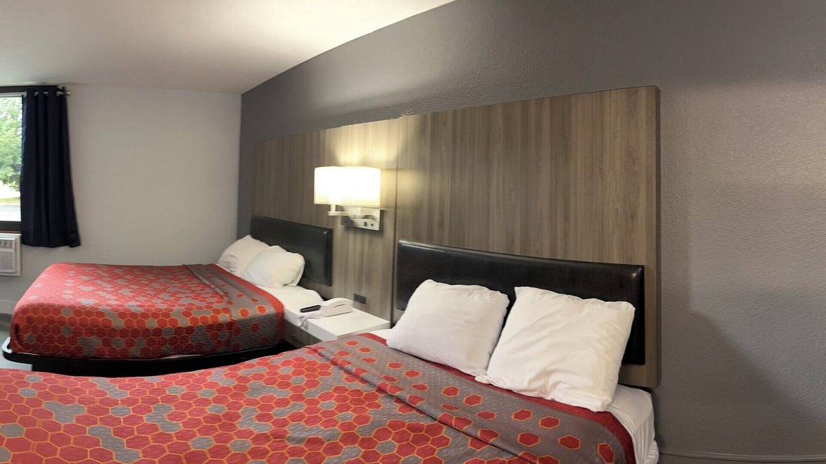 Roseville Hotel | Blueway Inn & Suites Roseville - Deluxe 1 Queen Bed Non-Smoking