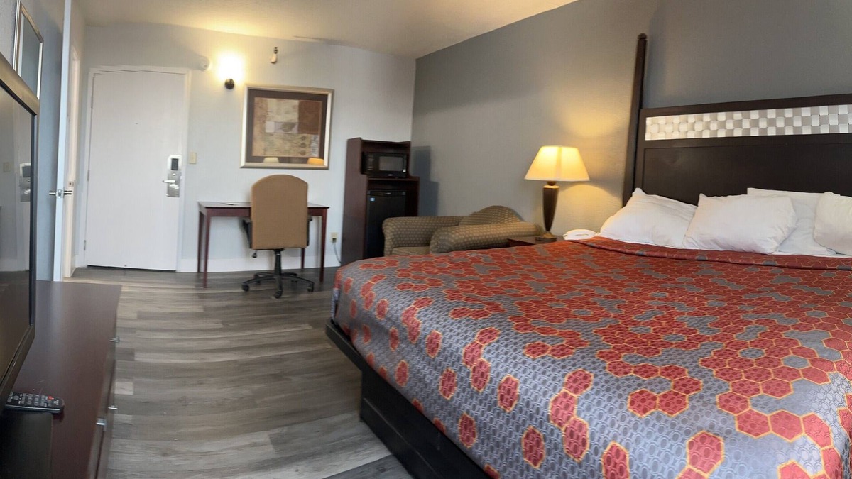 Roseville Hotel | Blueway Inn & Suites Roseville - Deluxe 1 King Bed Non-Smoking