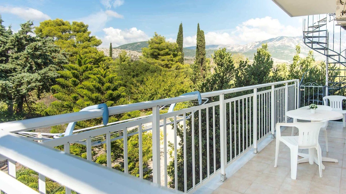 Klismata Apartment | BlueWhite Studio - Mountain Scene by the Pool