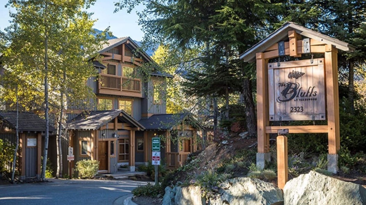 Nordic Estates Ski Chalet | BLUFFS 6 | 3 Bed 2 Bath Townhouse | Ski-In/Out | Breathtaking Views | Hot Tub