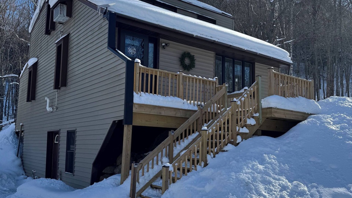 Hurley House | Bluff’s Edge Secluded Retreat with 2 car garage!