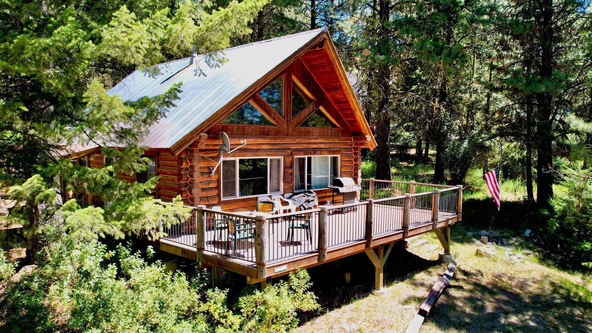 Cascade House | Blumisalp ~ Quintessential Idaho Log Cabin - Wifi - Trailer parking - Fire pit - Wood stove