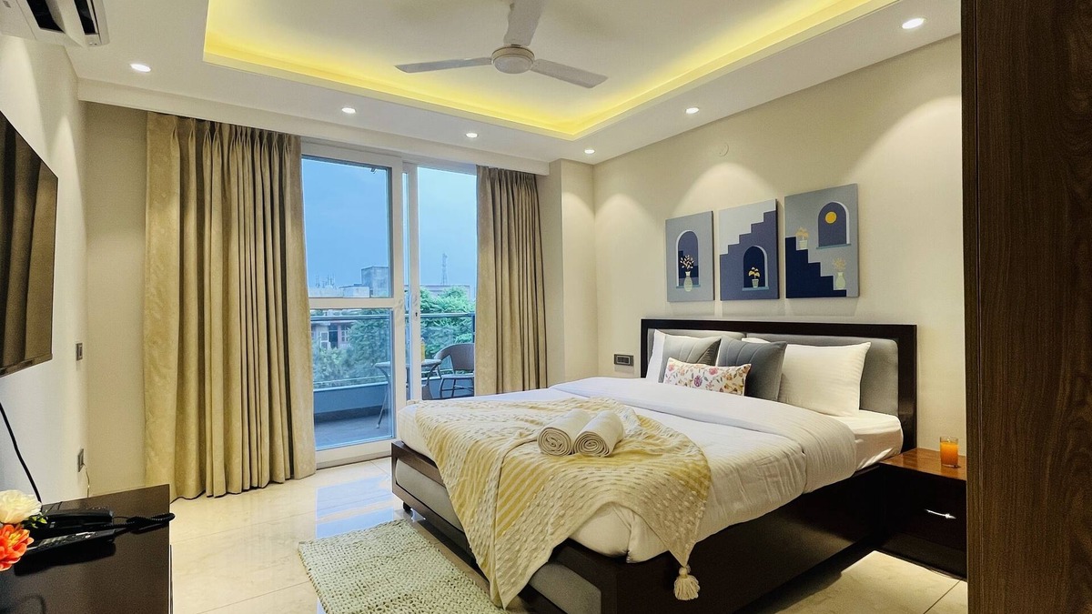 Sector 14 House | BluO 1BHK Suite - Balcony, Gym, Parking, Liftn