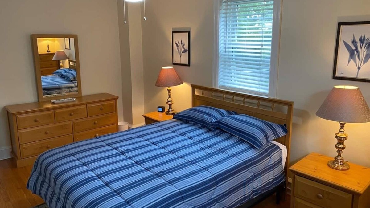 Bryn Mawr Apartment | BM~4 2mins DT/Patio+Parking/50” Roku TV/400 Mbps