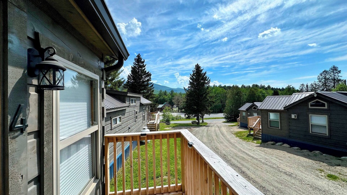 Twin Mountain Cabin | BMV4 Awesome "Tiny Home" A/C, Mountain Views, Minutes to Skiing, Hiking, Attractions, Dog Friendly!