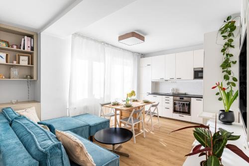 Nivy Apartment | BNB Central Comfort Retreat with Balcony