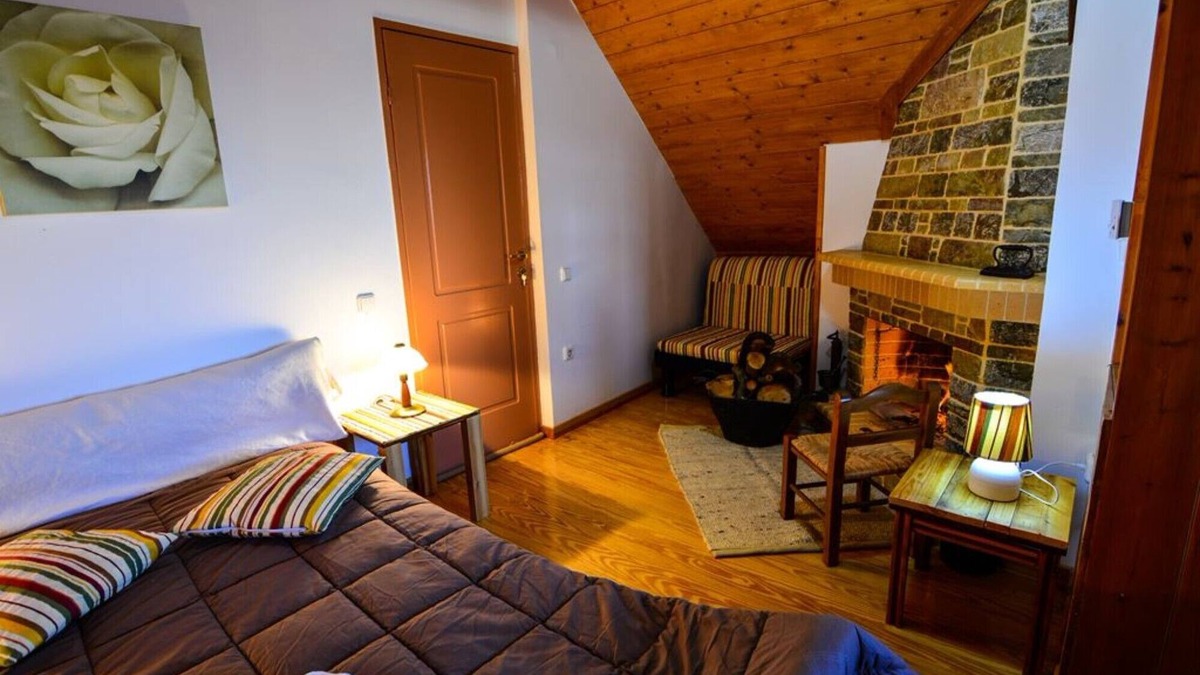 Synikia Mesi Trikalon House | BnB Italiano - Attic Room Trilple