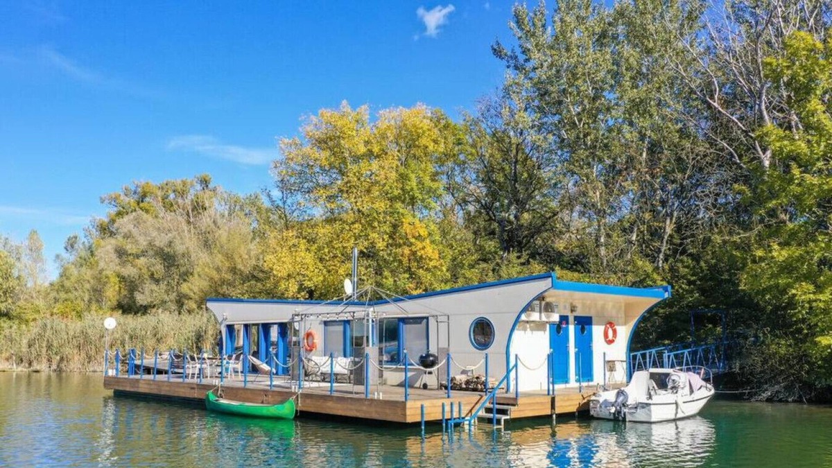 Bratislava Boat Rental | BNB Slovakia Charming Danube Houseboat